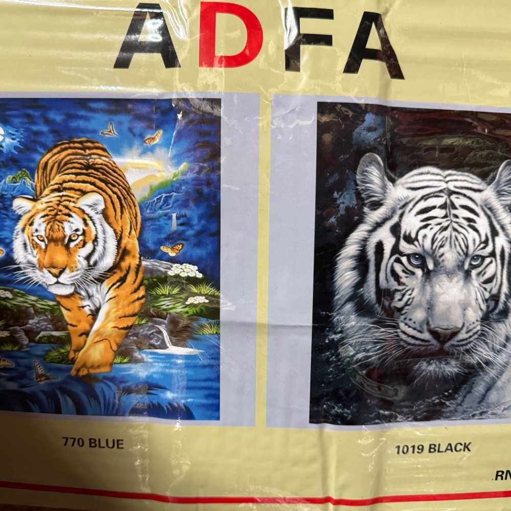 Double-Sided Blanket – White Tiger & Regular Tiger – 90" x 90-100" – Wild Animal